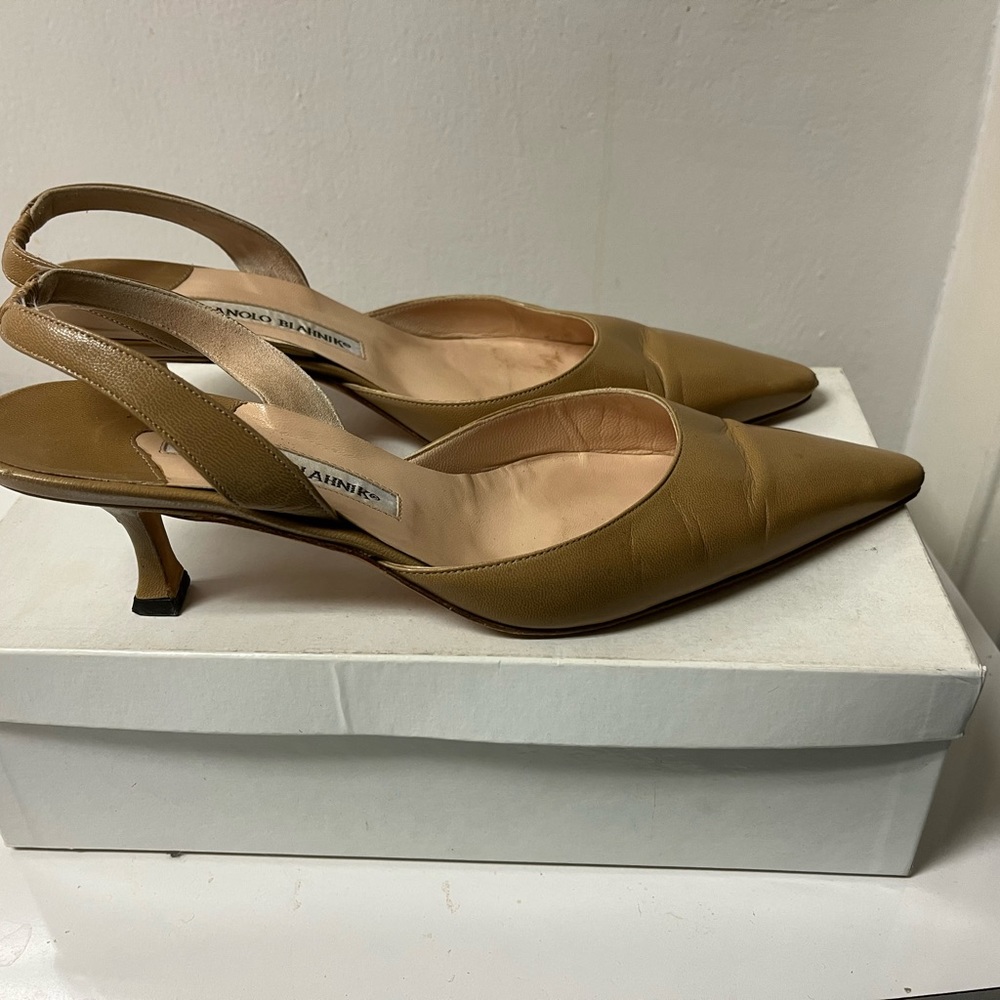 Manolo Blahnik
Carolyne Camel Leather Pumps Low-Heel. size 9. Kitten heel.